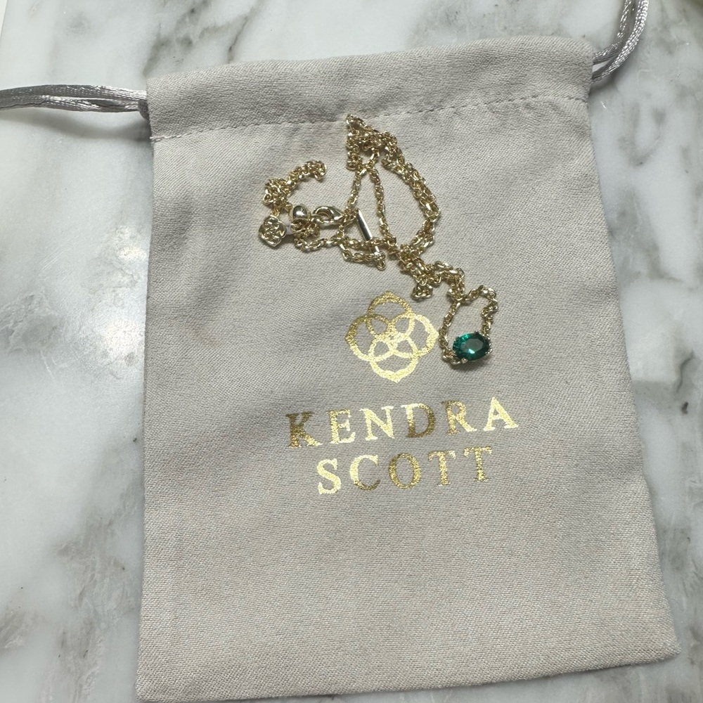 Kendra Scott Cailin Gold Pendant Necklace in Green Crystal